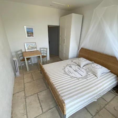 بيت ضيافة De La Croix Du Pape إز