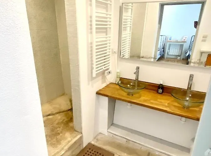 بيت ضيافة De La Croix Du Pape إز