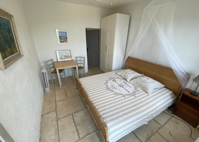 بيت ضيافة De La Croix Du Pape إز