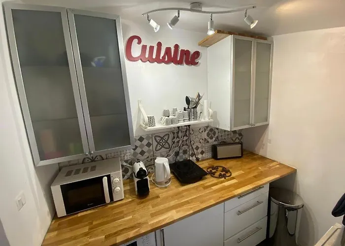 بيت ضيافة De La Croix Du Pape إز